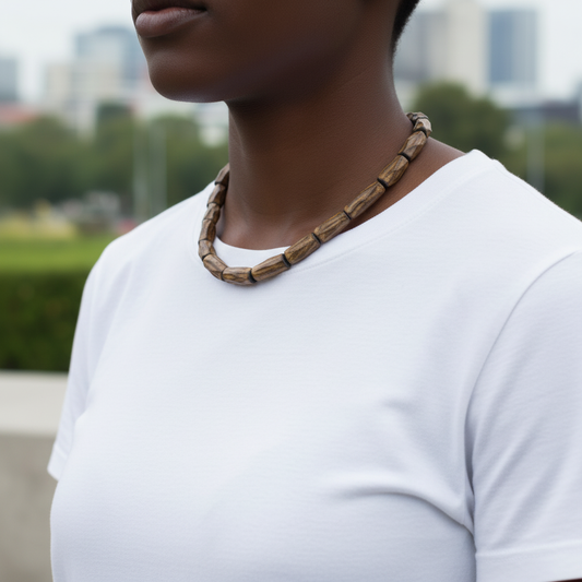 Collier Terrae - Modèle noir, proportions correctes