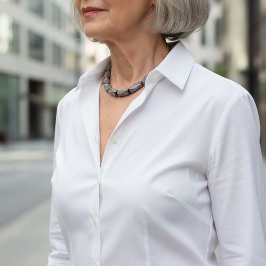 Mannequin senior avec Collier Ulysse - cadrage serré