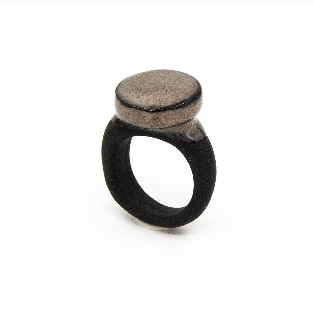 Bague Séléné - chevalière en porcelaine noire - émail de cendres