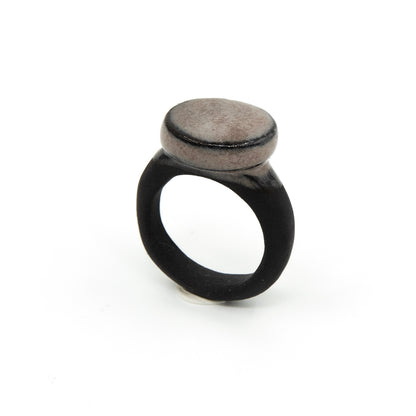 Bague Séléné - chevalière en porcelaine noire - émail de cendres