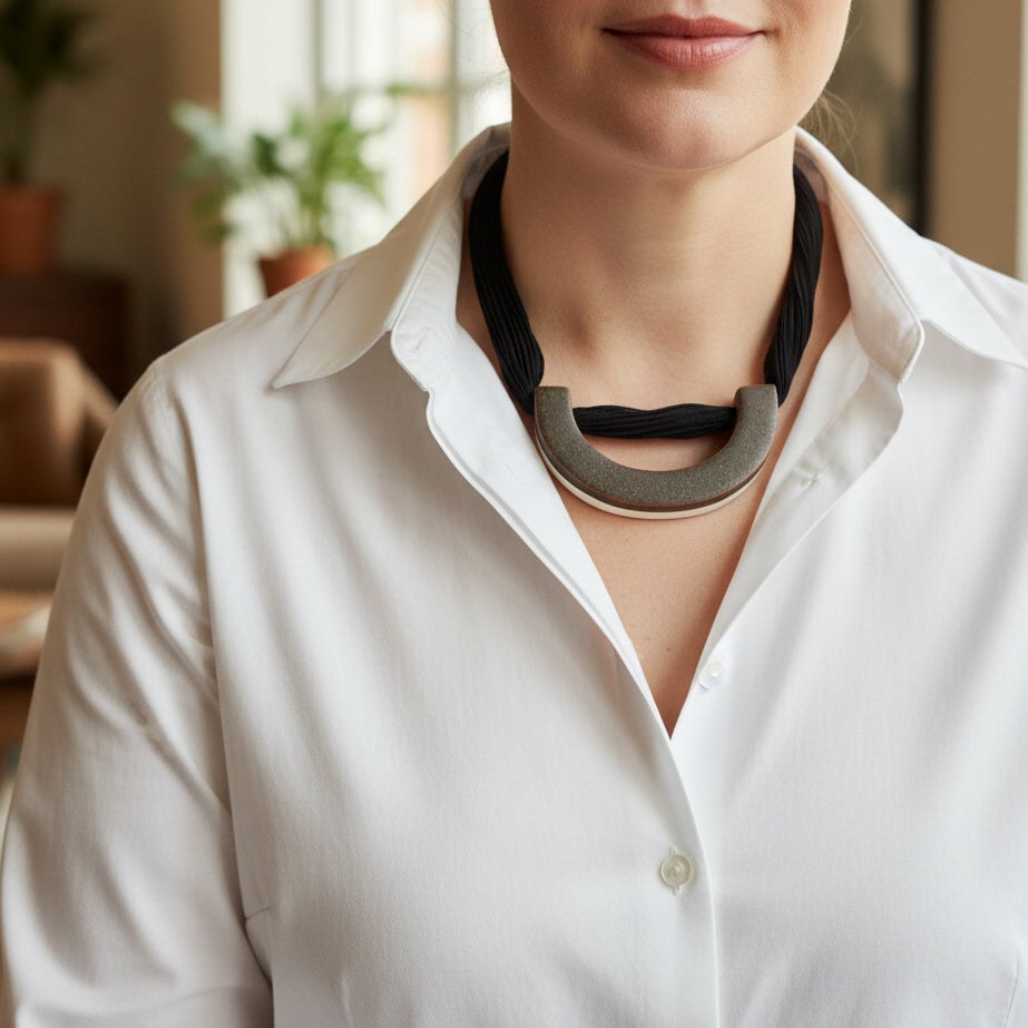 Collier Gaïa - porcelaine et soie Shibori