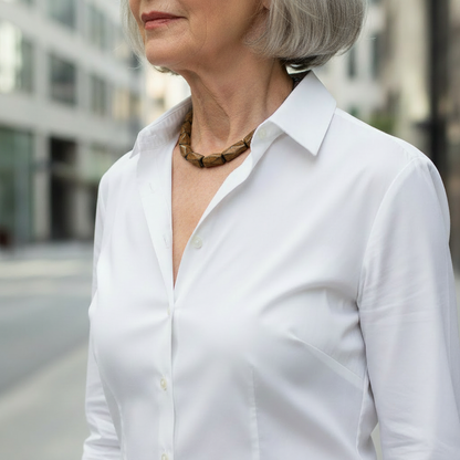 Collier Terrae - Femme senior chemise blanche