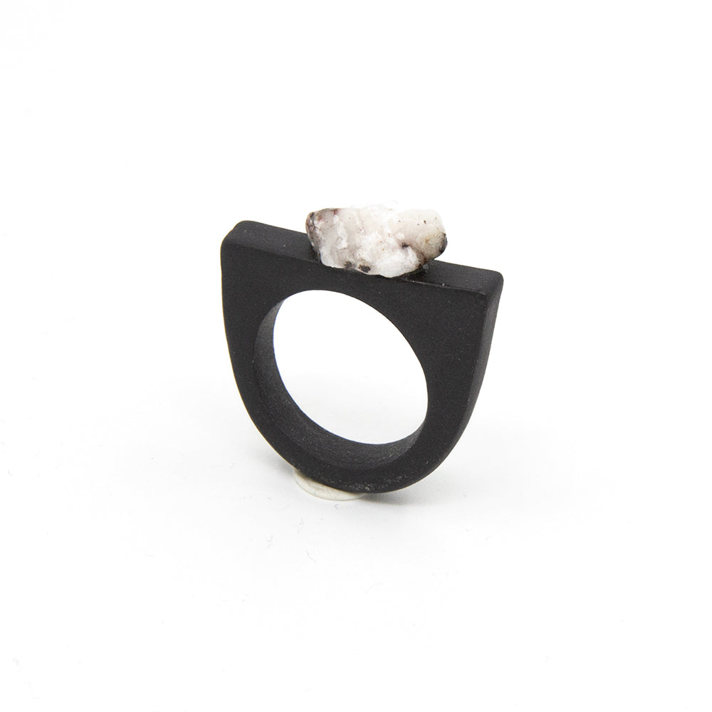 Bague Aphrodite - porcelaine noire - granite