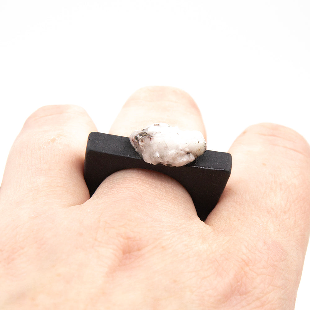 Bague Aphrodite - porcelaine noire - granite