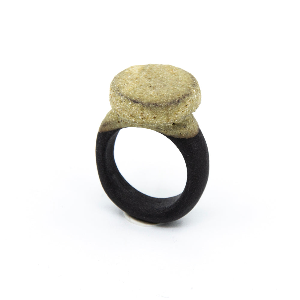 Bague Séléné - chevalière en porcelaine noire - émail de roches