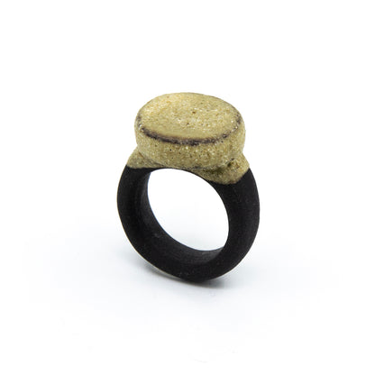 Bague Séléné - chevalière en porcelaine noire - émail de roches