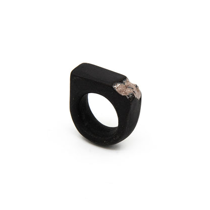 Bague Athéna - porcelaine noire - émail de cendres