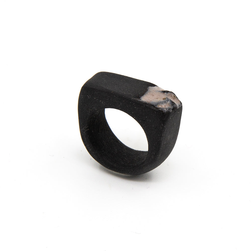 Bague Athéna - porcelaine noire - émail de cendres