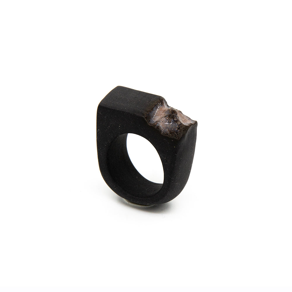 Bague Athéna - porcelaine noire - émail de cendres