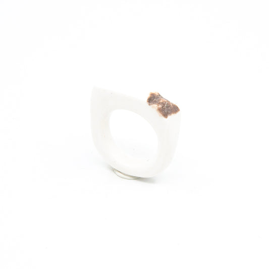 Bague Athéna - porcelaine blanche - émail de cendres