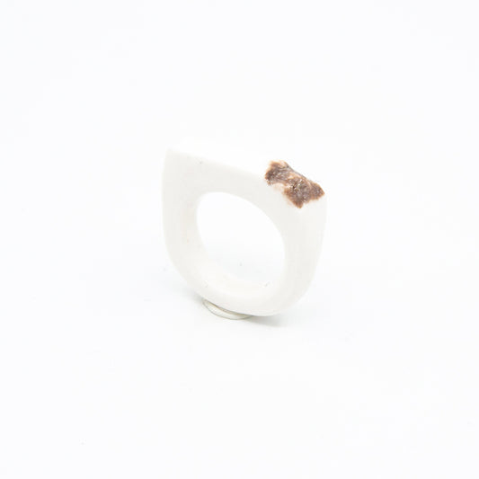 Bague Athéna - porcelaine blanche - émail de cendres