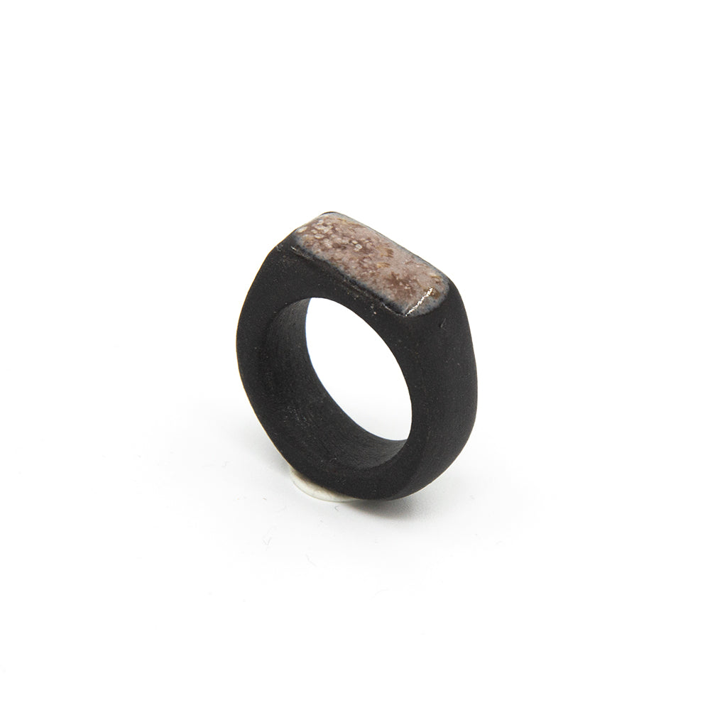 Bague Théia - porcelaine noire - émail de cendres