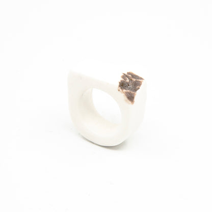 Bague Athéna - porcelaine blanche - émail de cendres